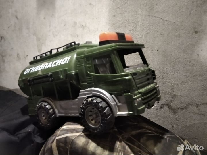 Детская игрушка бензовоз