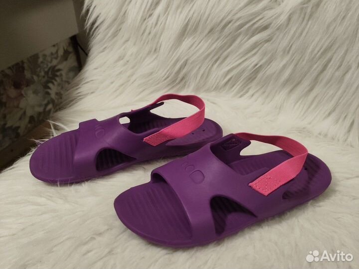 Сланцы шлепки в бассейн