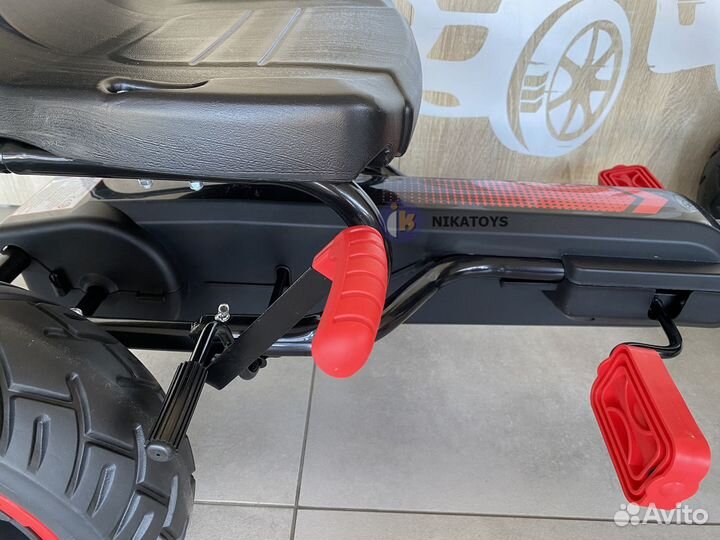 Педальная машинка красная