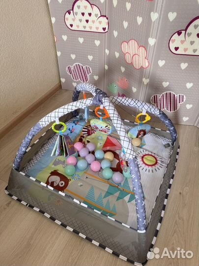 Детский развивающий коврик с игрушками