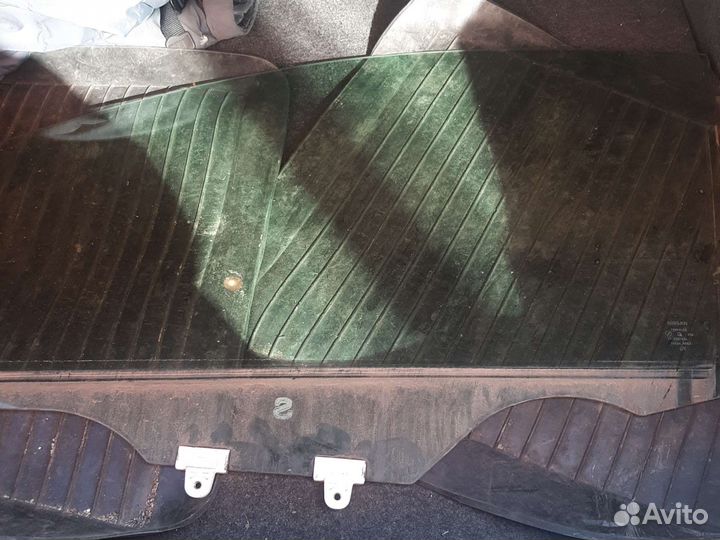 Стекло двери левое перед