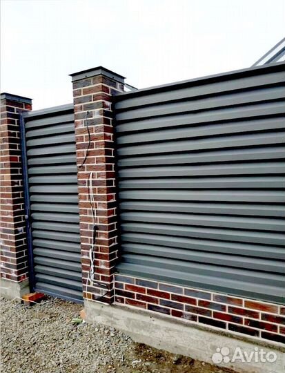 Металлический забор из штакетника, жалюзи, ранчо