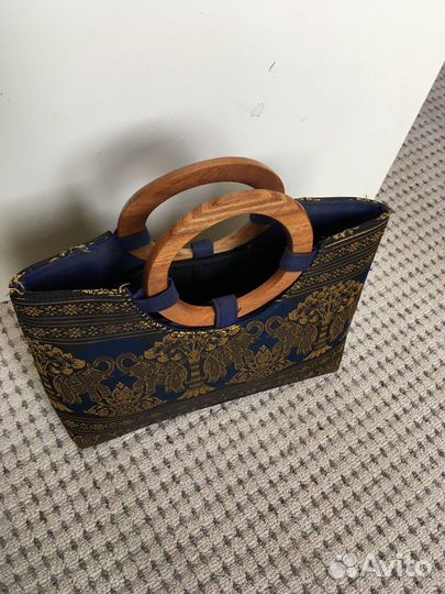 Привлекающая внимание сумка со слонами из Индии