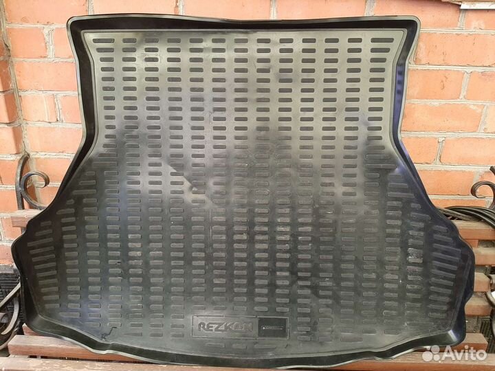 Обшивка крышки багажника