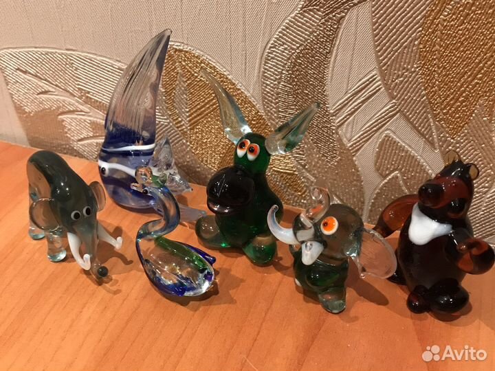 Фигурки из цветного стекла
