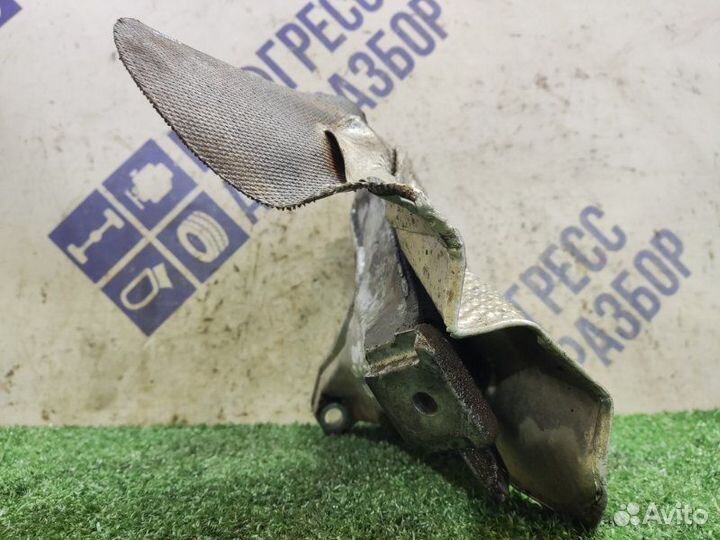 Кронштейн опоры двигателя правый Audi A4 B6 седан