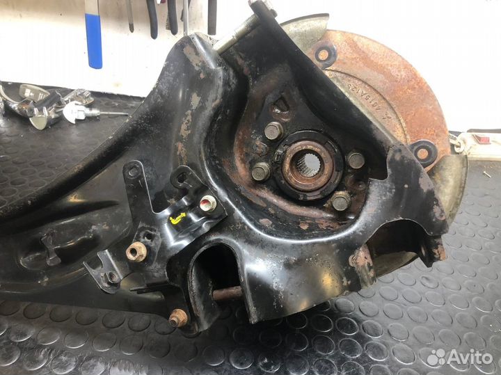 Кулак задний Mitsubishi Outlander 3 правый