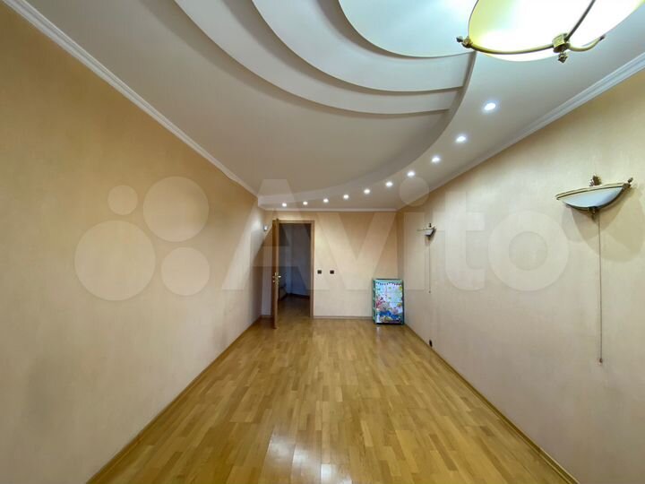 3-к. квартира, 133 м², 2/4 эт.