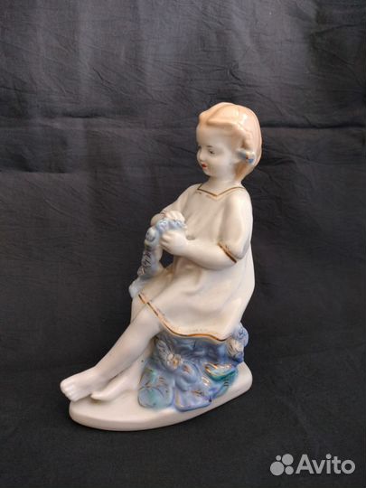 Статуэтка девочка с венком. Старая гжель