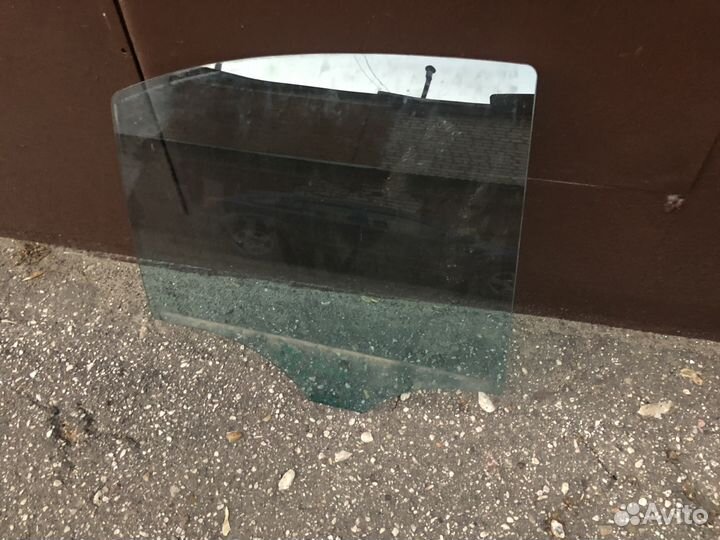 Стекло задней правой двери Mercedes W203 седан