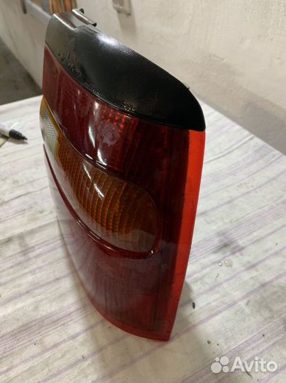 Правый задний фонарь Opel Vectra A 1993 года