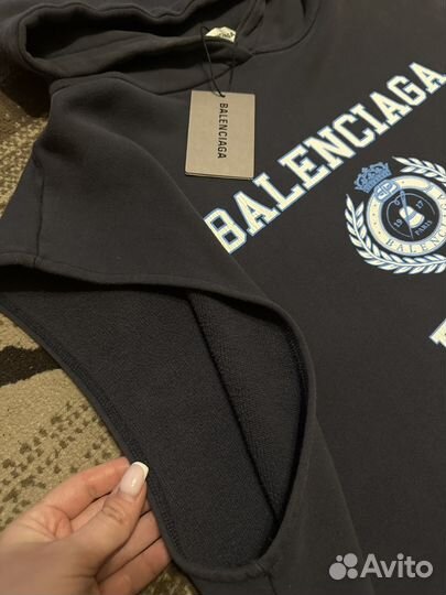 Толстовка balenciaga без рукавов