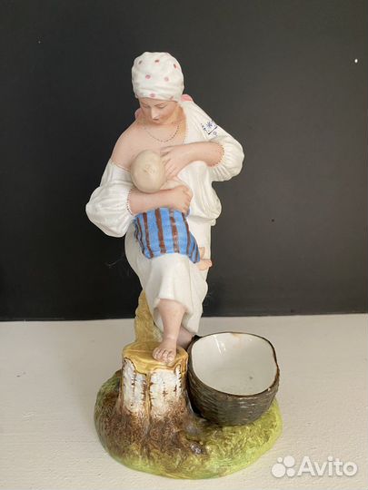 Статуэтка Крестьянка кормящая ребенка Гарднер