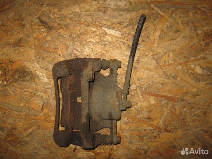 Суппорт передний левый Nissan Qashqai J10