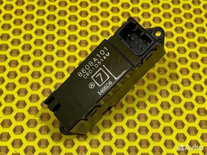 Кнопка стеклоподъемника задняя левая Mitsubishi