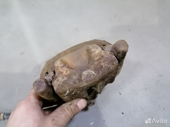 Суппорт задний правый Mitsubishi Carisma