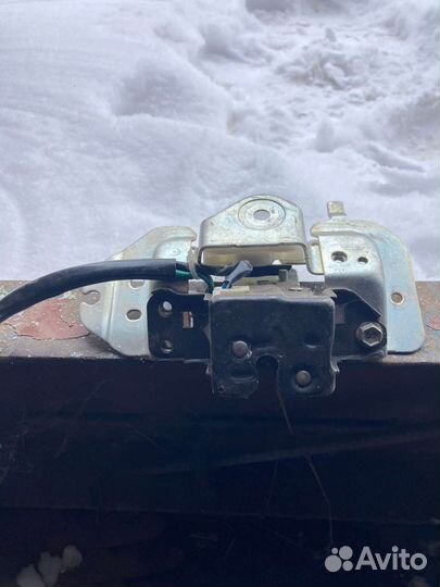 Замок стекла багажника Toyota Highlander II 2013 г