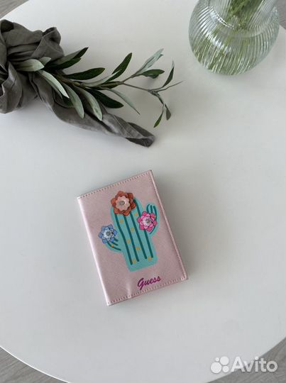Обложка Guess на паспорт