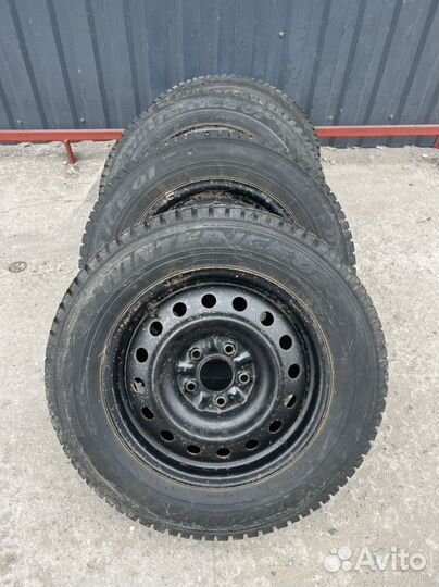 Dunlop SP Winter Ice 01 215/65 R16