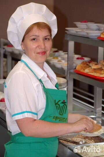 Кухонный рабочий в школьную столовую