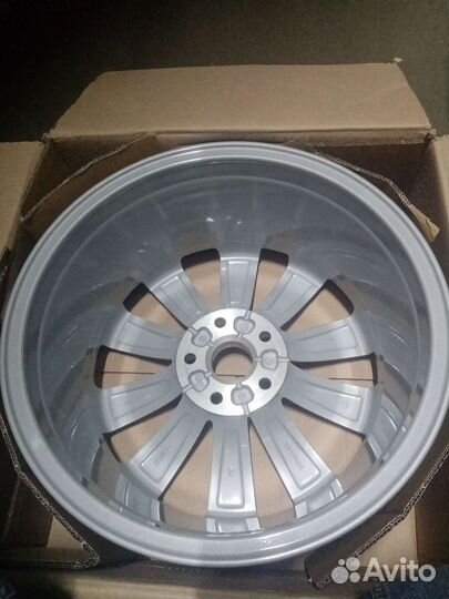 Диск литой R17 Passat B7