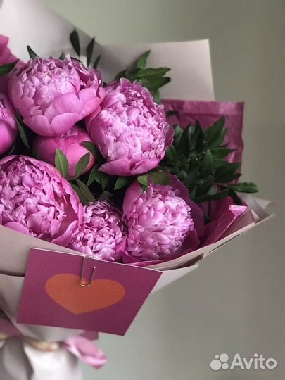 Букет из 7 малиновых пионов