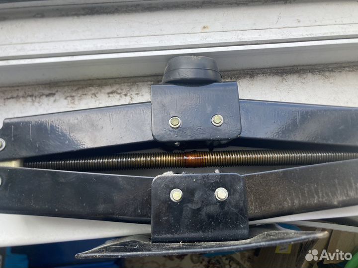 Домкрат винтовой