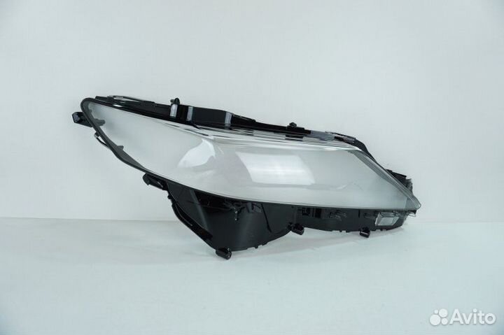 Стекло фары правое Toyota Camry V70 2017