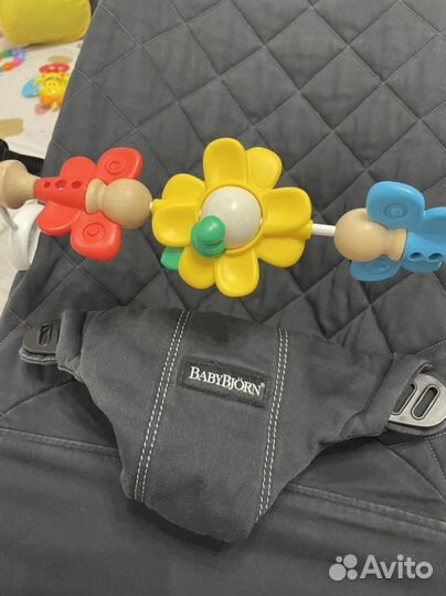 Шезлонг babybjorn с игрушкой оригинал