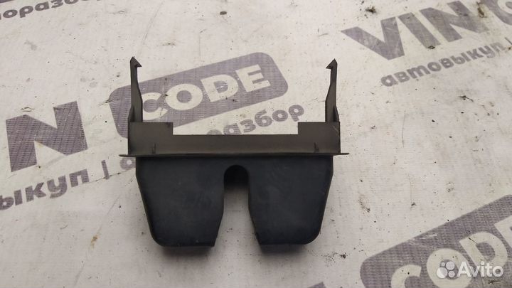 Кожух багажного замка стекла Ford Kuga 1