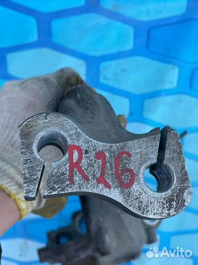 Кулак поворотный передний правый 8K0407254R