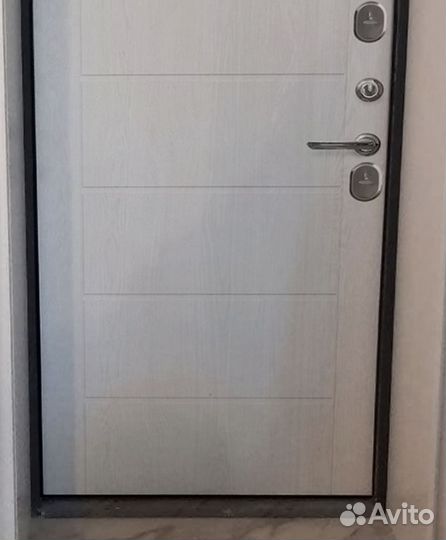 Входная дверь в квартируновая