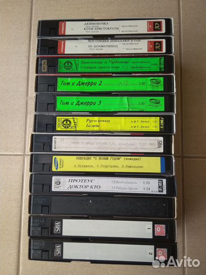 Видеокассеты с фильмами и мультфильмами