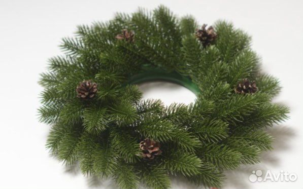 Венок новогодний с натуральными шишками