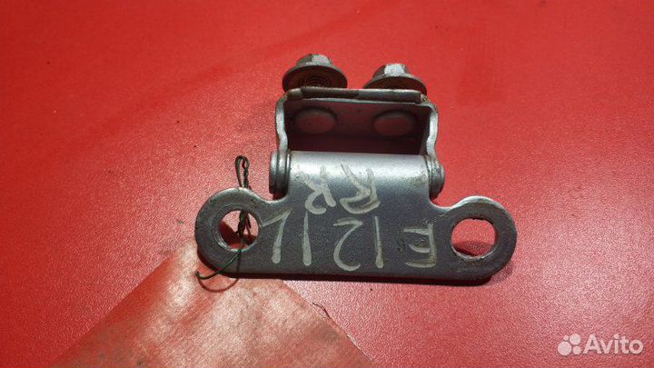 Петля двери багажника Toyota Corolla ZZE121L