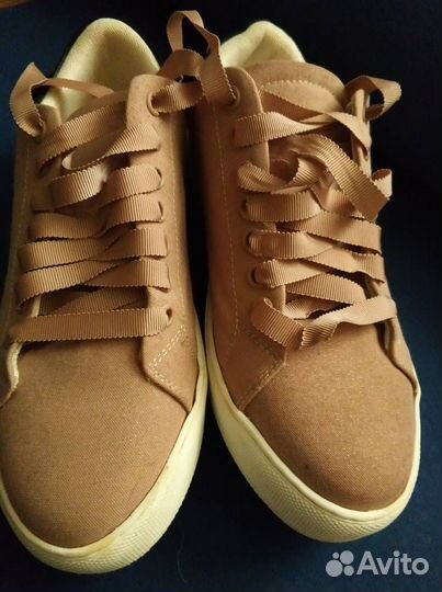 Кроссовки женские