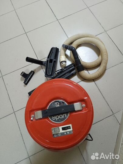 Пылесос Урал,рабочий,укомплектован.хорош в гараже