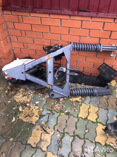 Крепление снеговой лопаты