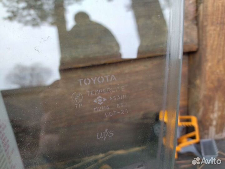 Боковое стекло Toyota nadia