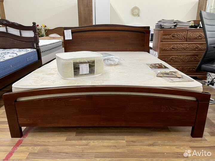 Кровать из массива