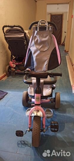 Трехколесный велосипед с ручкой