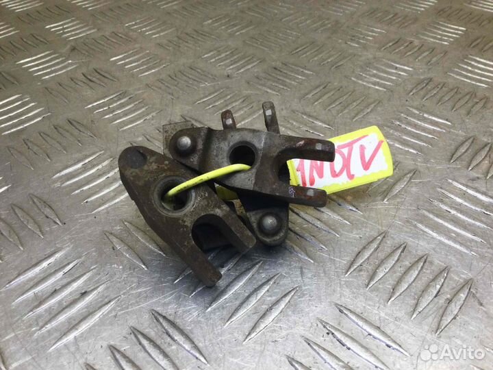 Скоба (кронштейн) крепления форсунки Toyota Yaris