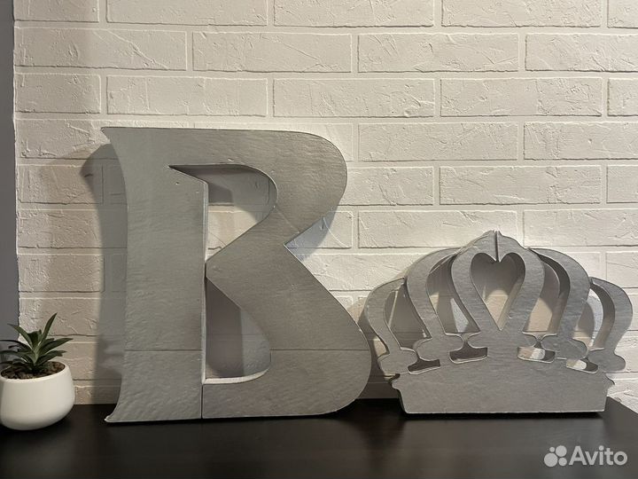 Буква «В» и корона. Украшение на кенди бар