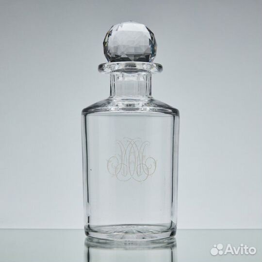 Флакон с вензелем