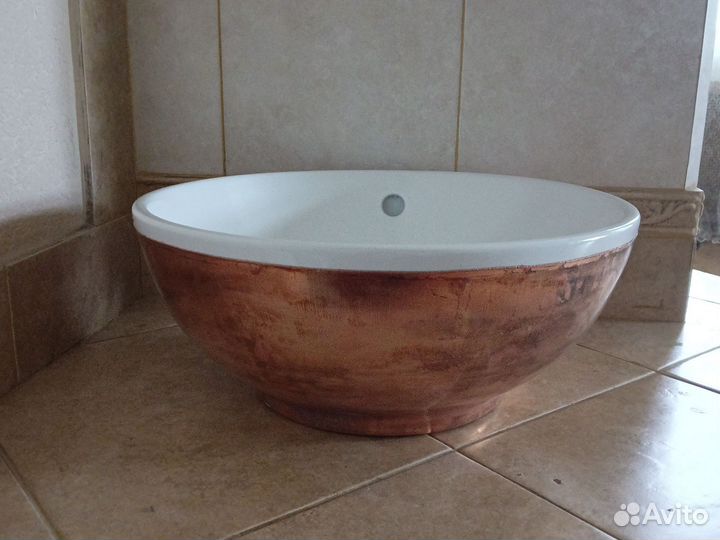 Раковина в ванную фарфоровая в обрамлении из меди