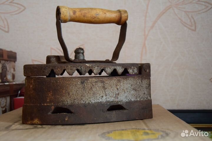 Старинный чугунный утюг времён СССР