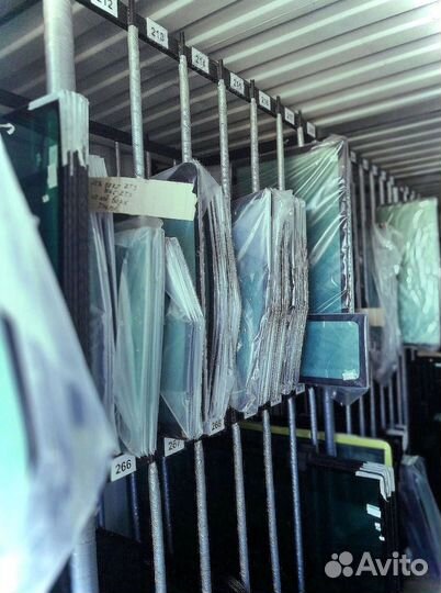 На JCB 540-140/540-170/531-70 Стекло правое