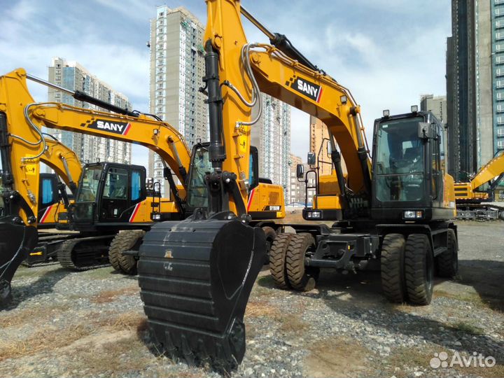 Оператор колесного экскаватора