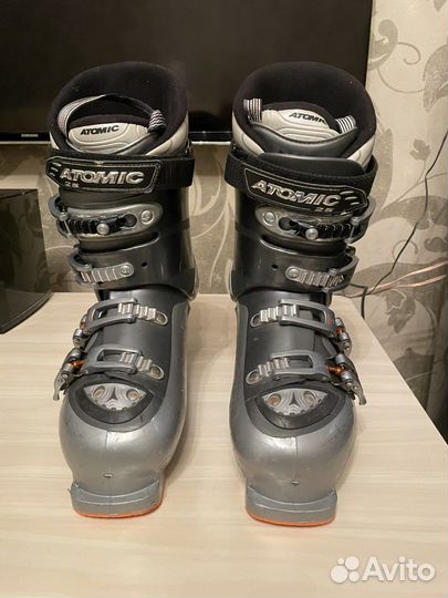 Горнолыжные ботинки atomic
