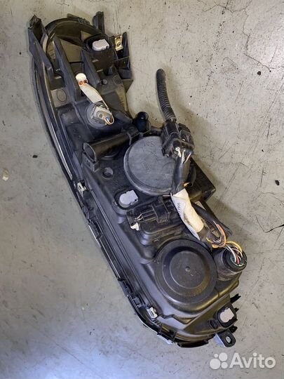 Фара правая 30698854 Volvo XC70 V70 SZ59 SW59 3069